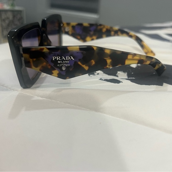 Prada sunglasses - Picture 3 of 3
